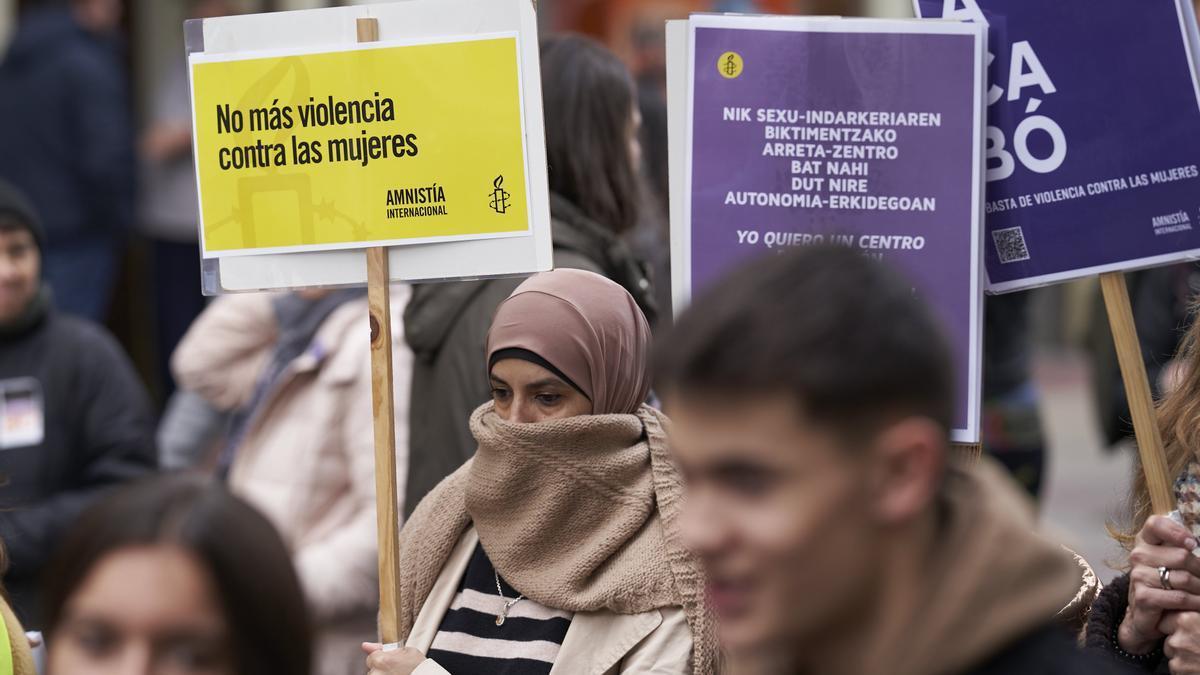 Una mujer porta un cartel contra la violencia a las mujeres en una manifestación en Gasteiz.