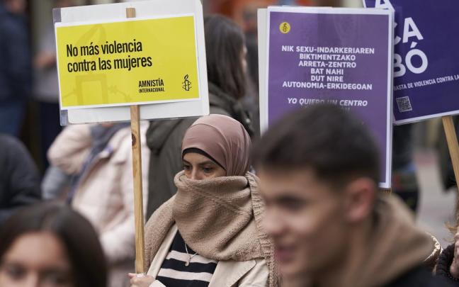 Una mujer porta un cartel contra la violencia a las mujeres en una manifestación en Gasteiz.