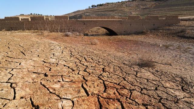 El embalse de Guadalteba (Málaga), sin agua debido a la extrema sequía.