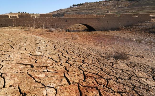 El embalse de Guadalteba (Málaga), sin agua debido a la extrema sequía.
