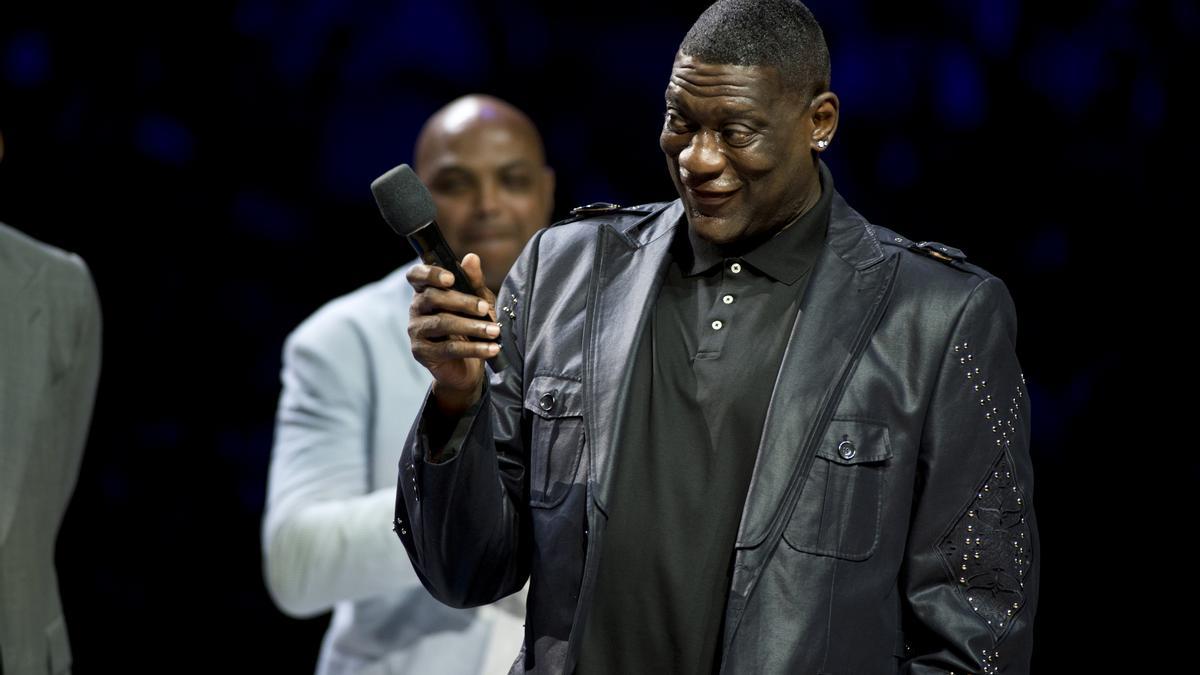 El exjugador estadounidense Shawn Kemp, estrella de la NBA en la década de los 90, participa en un evento deportivo.