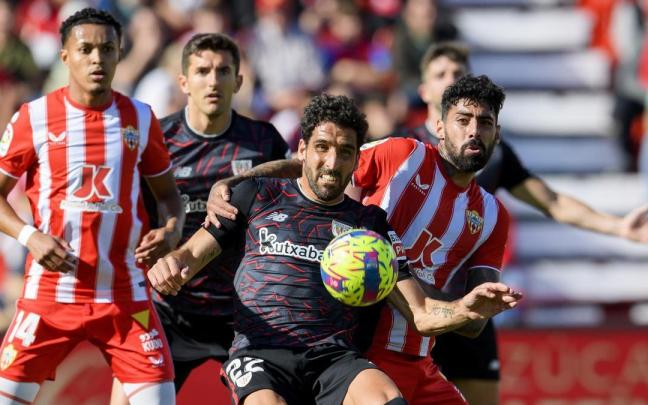 Raúl García, en un lance del encuentro del sábado ante el Almería, club al que viste la firma Castore