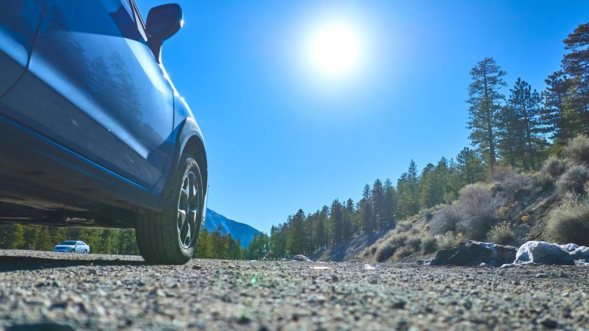 Un coche, a pleno sol.