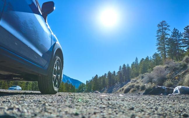 Un coche, a pleno sol.