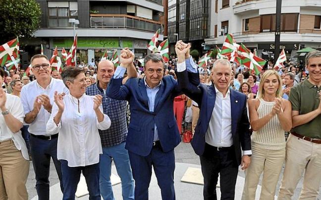 Los dirigentes del PNV, encabezados por Iñigo Urkullu, Andoni Ortuzar y Aitor Esteban, en el acto de ayer en el barrio getxoztarra de Algorta. | FOTO: EAJ/PNV Los dirigentes del PNV, encabezados por Iñigo Urkullu, Andoni Ortuzar y Aitor Esteban, en el acto de ayer en el barrio getxoztarra de Algorta. | FOTO: EAJ/PNV