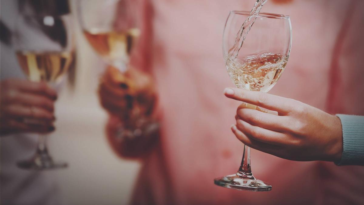 El txakoli de la bodega oñatiarra de Murgialdai se suma a la feria de productos locales que se celebra cada tercer sábado de mes.