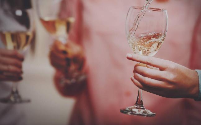 El txakoli de la bodega oñatiarra de Murgialdai se suma a la feria de productos locales que se celebra cada tercer sábado de mes. / N.G. El txakoli de la bodega oñatiarra de Murgialdai se suma a la feria de productos locales que se celebra cada tercer sábado de mes.