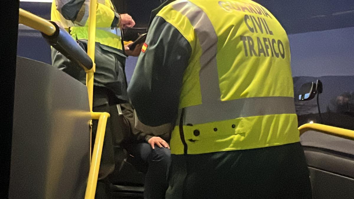 La Guardia Civil insiste en la importancia de no consumir alcohol ni drogas al volante.