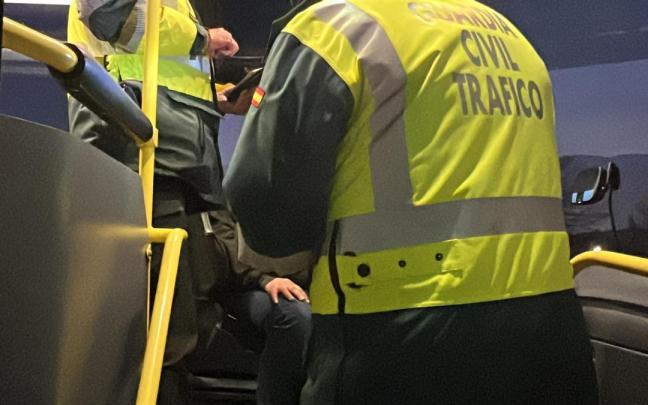 La Guardia Civil insiste en la importancia de no consumir alcohol ni drogas al volante.