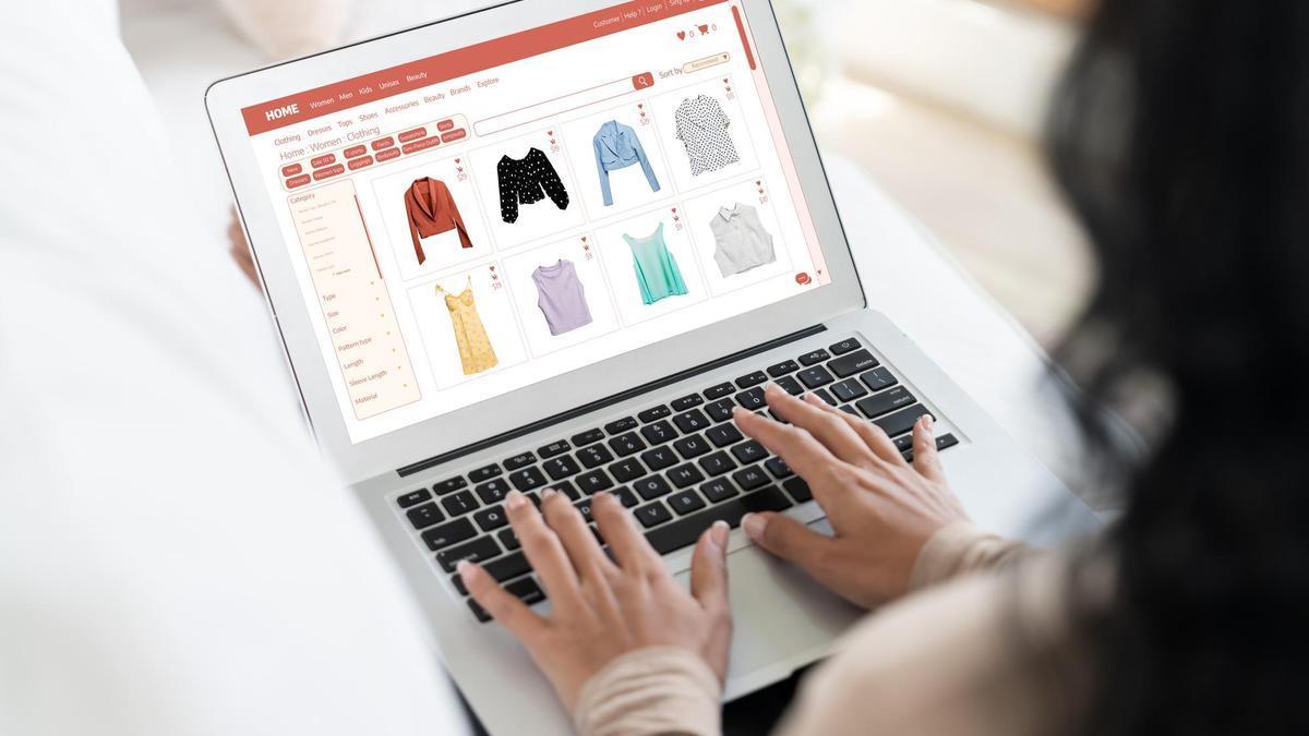 Una mujer mira en su portátil la página web de una marca de ropa.