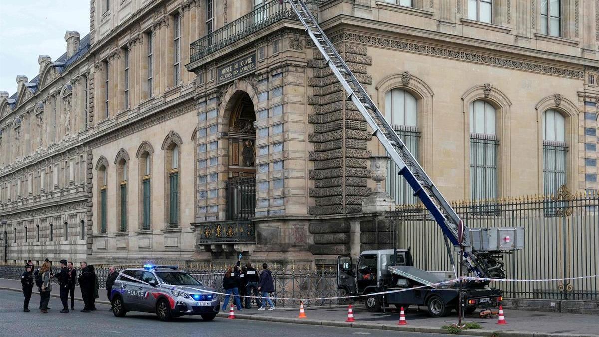 La Policía francesa investiga el montacargas utilizado por los ladrones para acceder a a la galería de Apolo del Museo del Louvre.