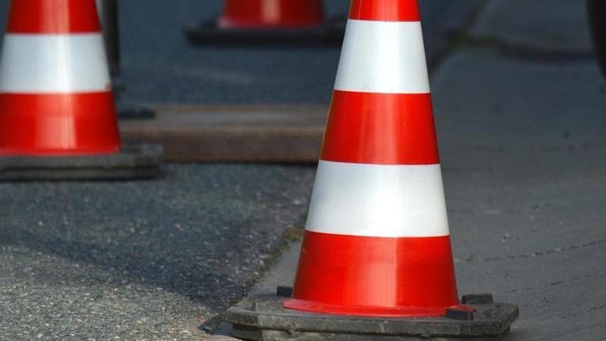 Conos impidiendo el paso.