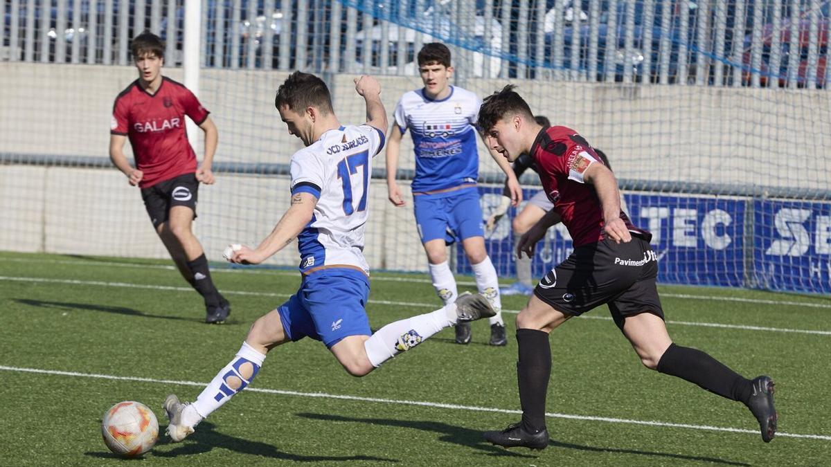 Mikel Mahugo, del Burladés, disparando a puerta ante el Subiza el pasado fin de semana.