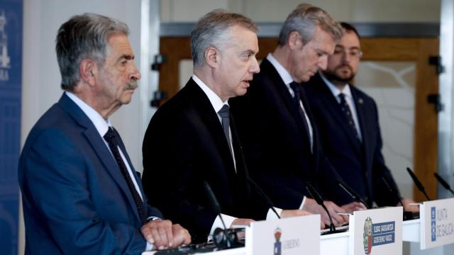 Miguel Ángel Revilla (Cantabria), Iñigo Urkullu (Euskadi), Alfonso Rueda (Galicia) y Adrián Barbón (Asturias), en la rueda de prensa