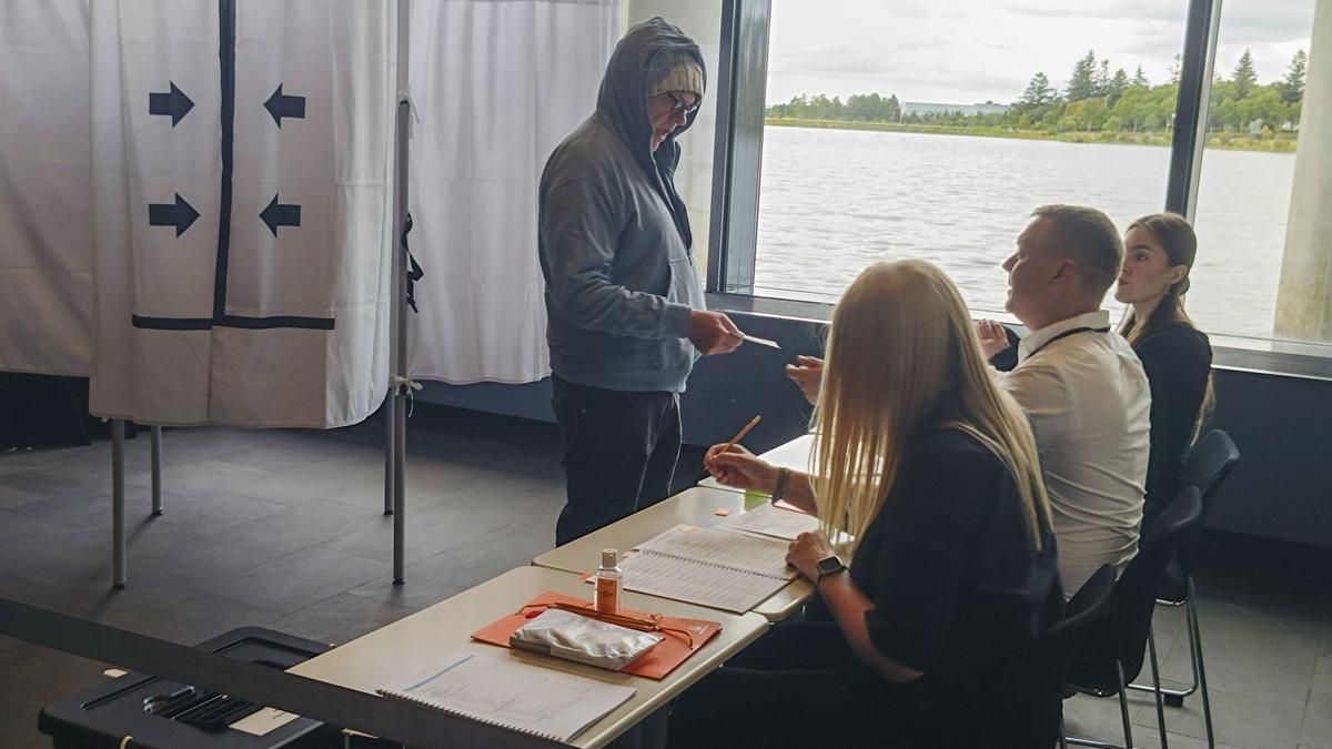 Islandia vota dividida en una consulta sobre retomar las negociaciones para entrar a la UE