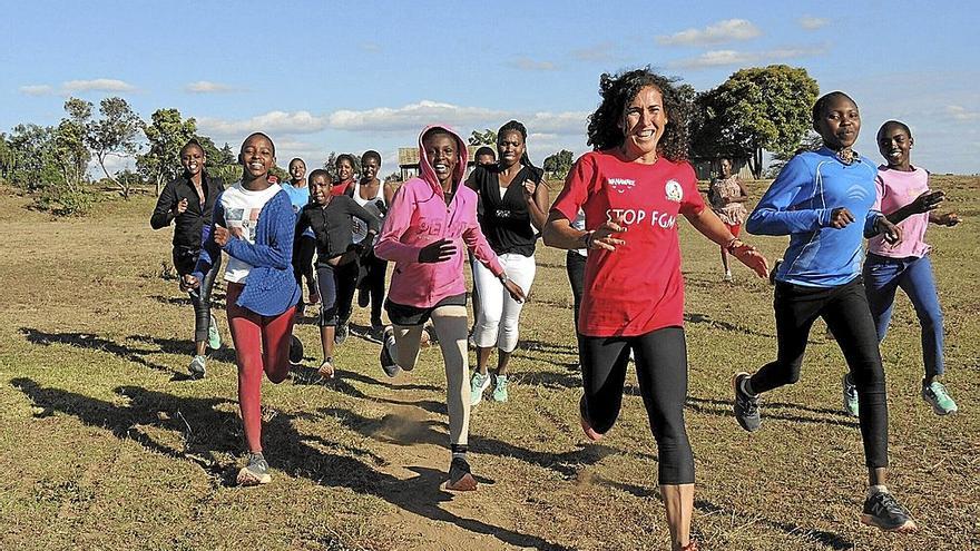 Mónica Batán, directora de la ONG Wakawake Mujer, corre en Kenia junto a un grupo de mujeres.