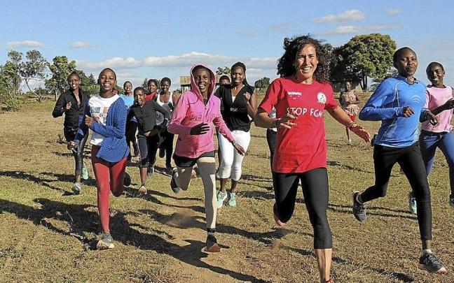 Mónica Batán, directora de la ONG Wakawake Mujer, corre en Kenia junto a un grupo de mujeres. Mónica Batán, directora de la ONG Wakawake Mujer, corre en Kenia junto a un grupo de mujeres.