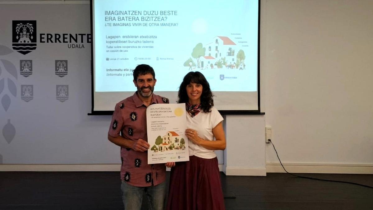 El concejal de Urbanismo y la representante de Ametsak Sortzen.
