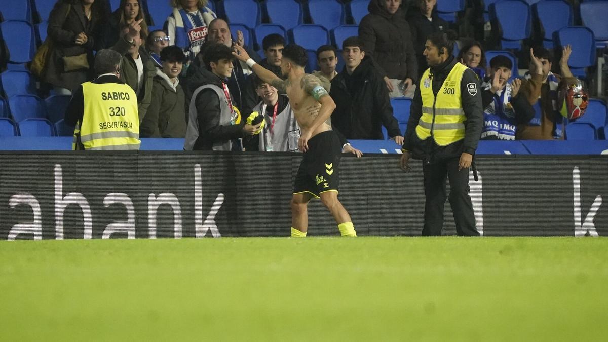 Bartra entregó su camiseta a un recogepelotas con el que mantuvo una discusión. / RUBEN PLAZA