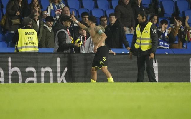Bartra entregó su camiseta a un recogepelotas con el que mantuvo una discusión. / RUBEN PLAZA