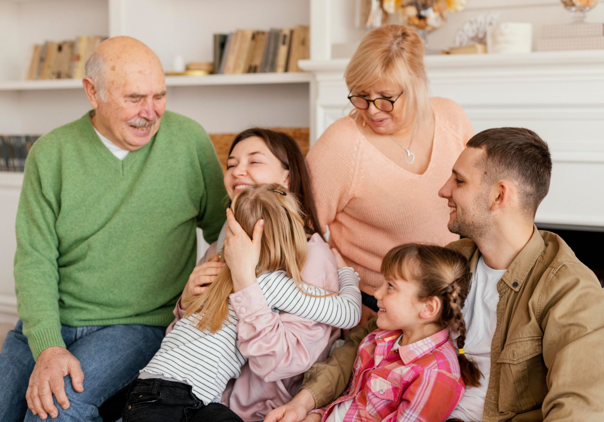 Tres generaciones posan para una foto durante un encuentro familiar.