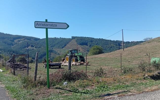La señales mejoran la accesibilidad y ayudan a identificar los caseríos de Martirieta.