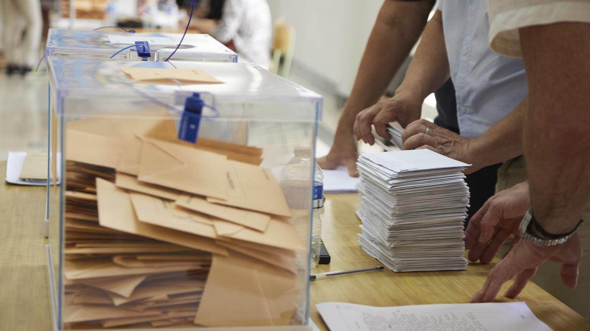 Una mesa electoral comienza a contabilizar los votos en las pasadas elecciones europeas.