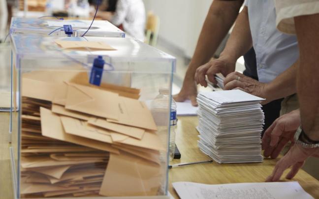 Una mesa electoral comienza a contabilizar los votos en las pasadas elecciones europeas.