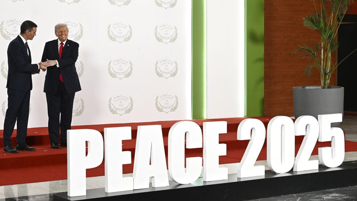 El presidente del Gobierno, Pedro Sánchez (i), posa junto al presidente estadounidense, Donald Trump, durante la ceremonia de firma del Plan de Paz para Oriente Próximo, en Sharm El-Sheij (Egipto).