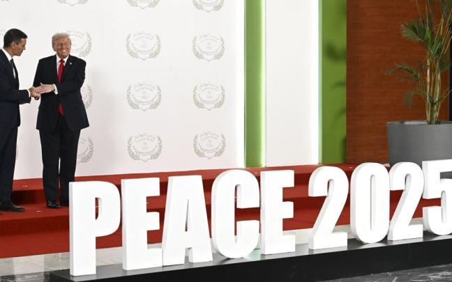 El presidente del Gobierno, Pedro Sánchez (i), posa junto al presidente estadounidense, Donald Trump, durante la ceremonia de firma del Plan de Paz para Oriente Próximo, en Sharm El-Sheij (Egipto).