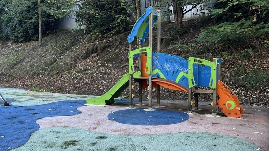 Imagen del suelo deteriorado del parque infantil de Kurtzebarri.