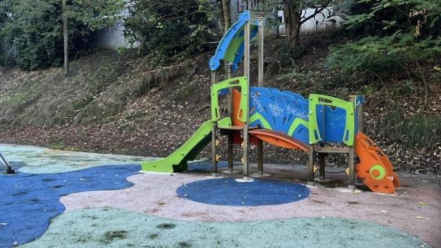 Imagen del suelo deteriorado del parque infantil de Kurtzebarri.