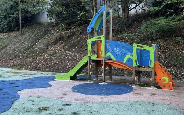 Imagen del suelo deteriorado del parque infantil de Kurtzebarri.