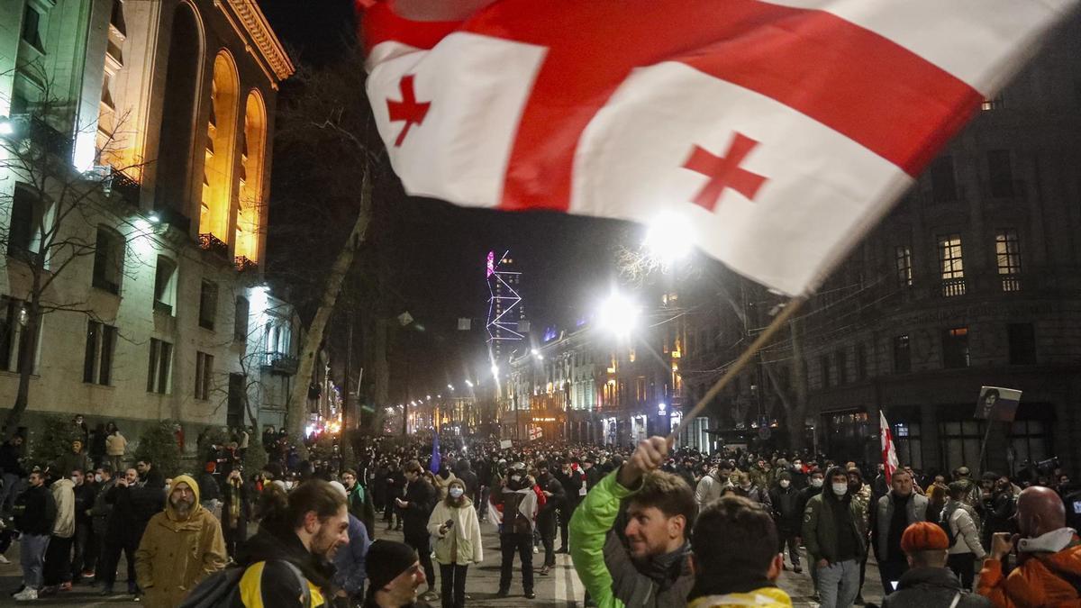 Protestas frente al Parlamento georgiano contra el proyecto de ley de agentes extranjeros.