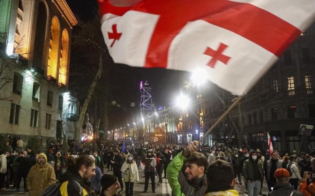 Protestas frente al Parlamento georgiano contra el proyecto de ley de agentes extranjeros.