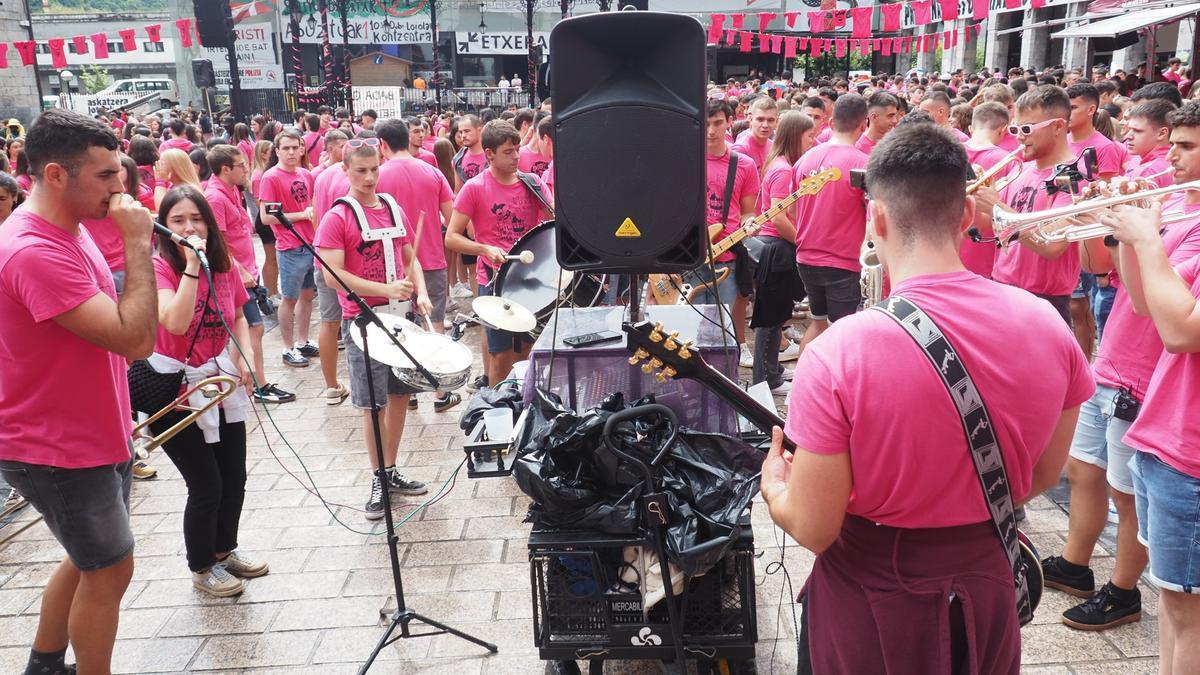 Skapaie elektrotxarangaren musikak alaitu ditu Azpeitiko kaleak eguerdian.