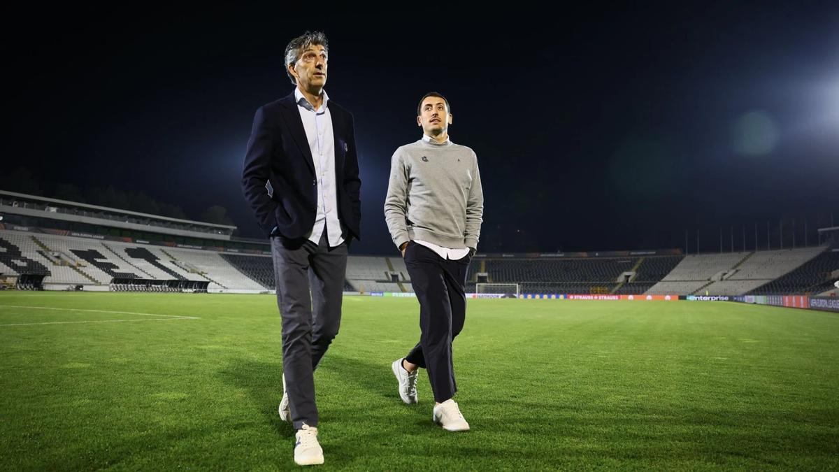 Imanol y Oyarzabal, sobre el campo del Partizan de Belgrado, en la previa del Maccabi-Real de Europa League. / REAL SOCIEDAD