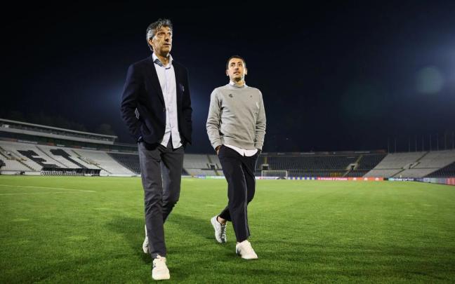 Imanol y Oyarzabal, sobre el campo del Partizan de Belgrado, en la previa del Maccabi-Real de Europa League. / REAL SOCIEDAD