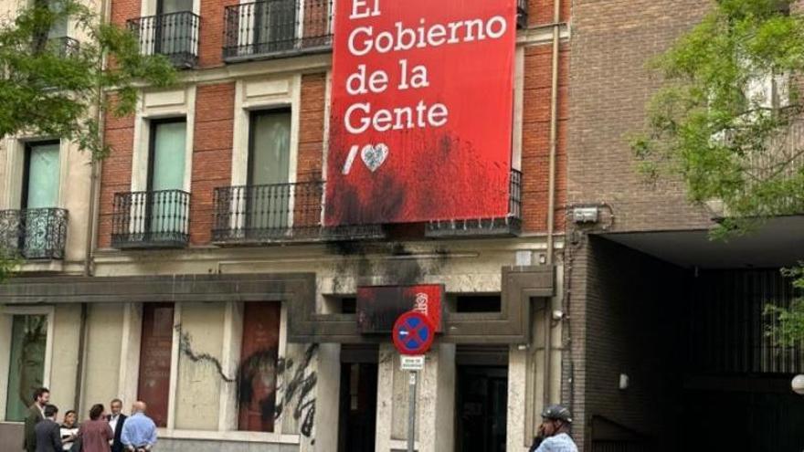 Así ha quedado la sede del PSOE en Madrid tras el ataque.