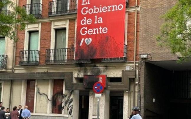 Así ha quedado la sede del PSOE en Madrid tras el ataque.
