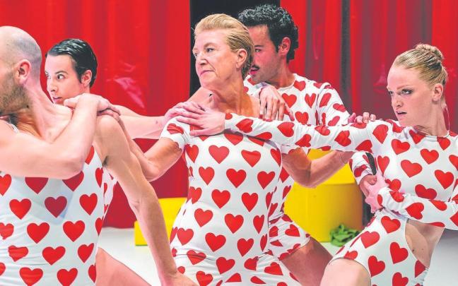 Gizartean zahartzaroak duen ikuspegi negatiboa alde batera utziz, emakume heldu bati protagonismoa eman diote piezan.