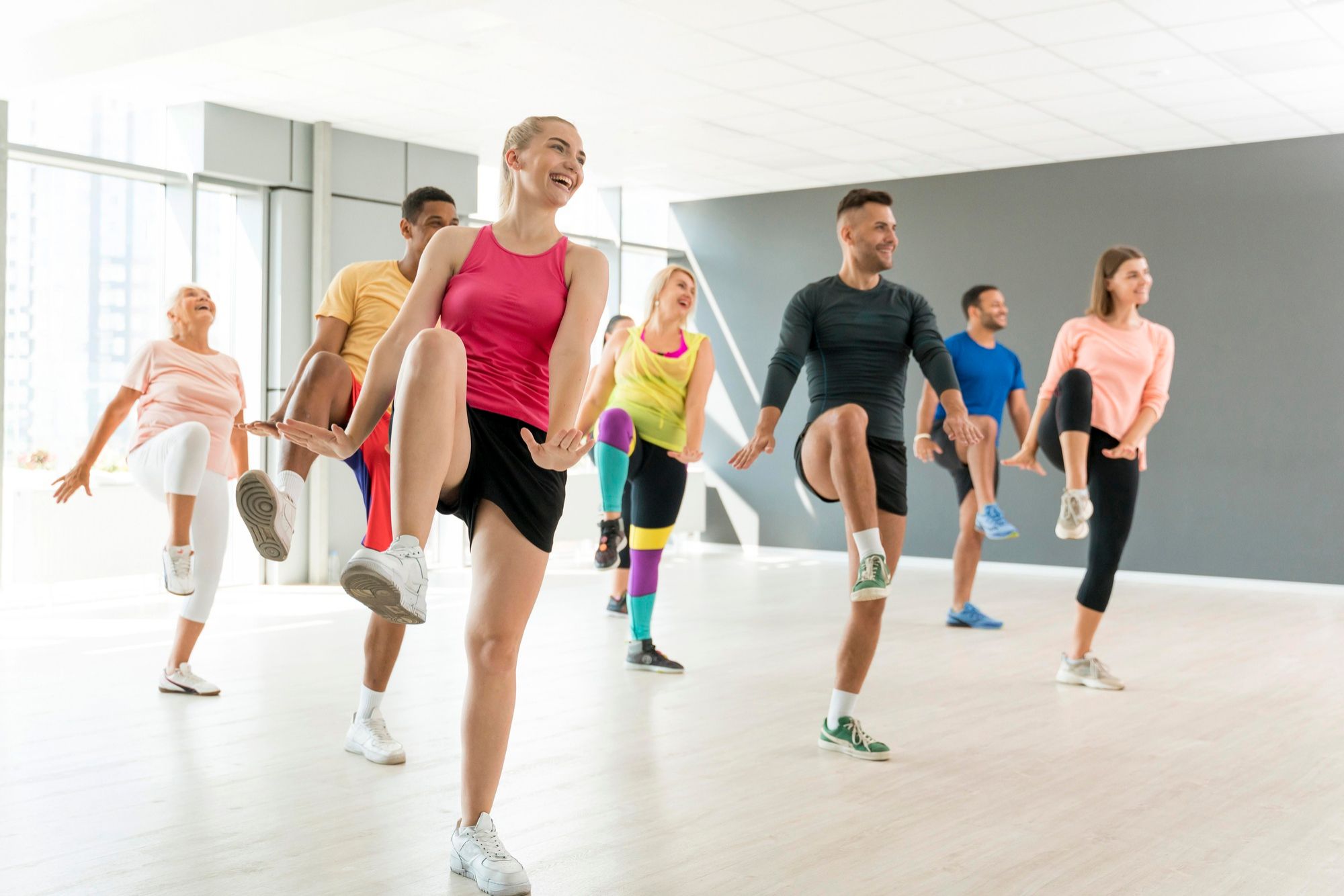 Adultos se ejercitan en una clase de zumba.