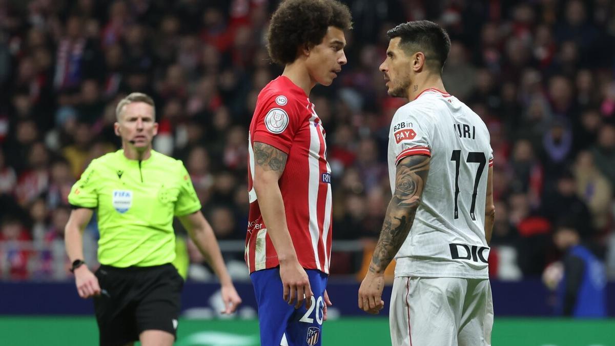 Witsel y Yuri se encaran durante el partido de ida de las semifinales de la Copa del Rey, disputado en el Metropolitano. / KIKO HUESCA