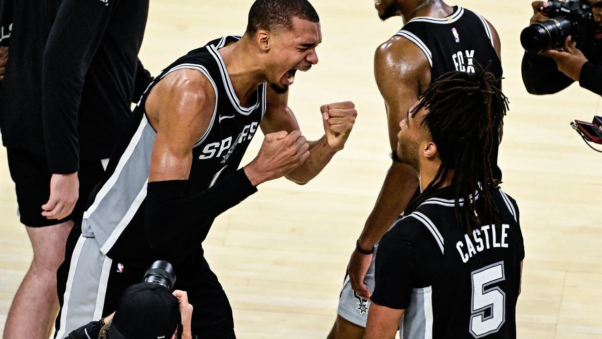 Victor Wembanyama celebra la clasificación de los San Antonio Spurs para la final de la NBA.