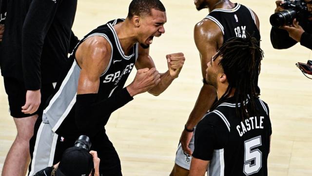 Victor Wembanyama celebra la clasificación de los San Antonio Spurs para la final de la NBA.