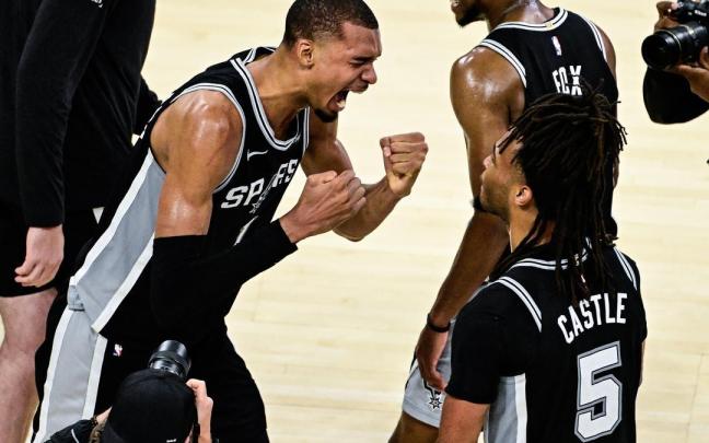 Victor Wembanyama celebra la clasificación de los San Antonio Spurs para la final de la NBA.