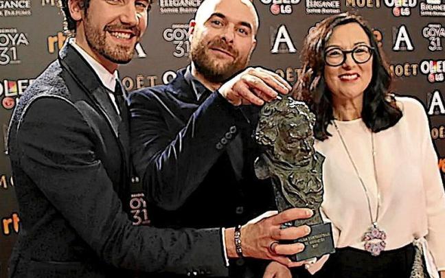 ‘Decorado’ está basado en el film del mismo nombre por el que Vázquez (centro) ganó el Goya.