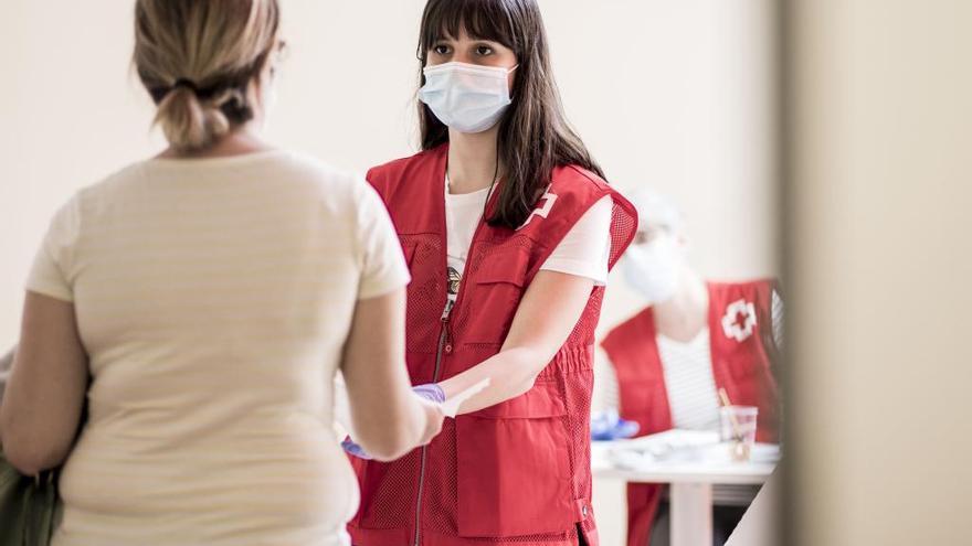 Una voluntaria de Cruz Roja durante una atención.