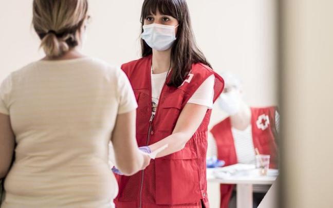 Una voluntaria de Cruz Roja durante una atención.