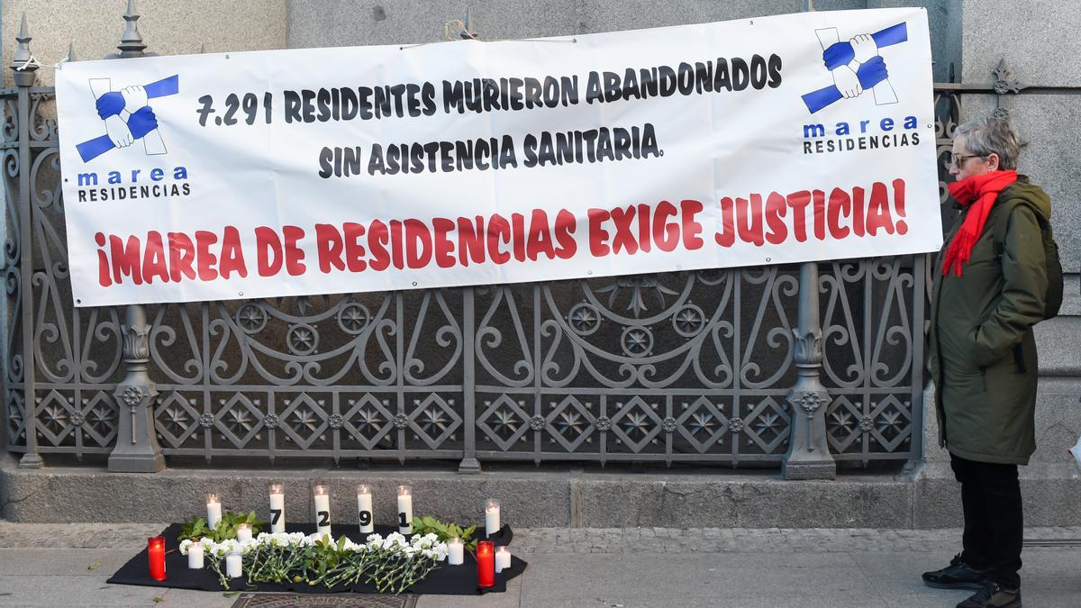 Varias personas se manifiestan junto a 'Marea de Residencias'.